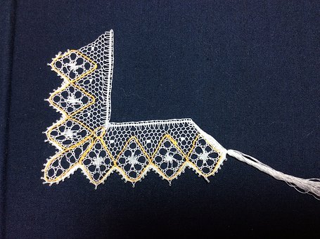 Course Image for AVC1DA20 Bobbin Lace Making - Beginners Part 1